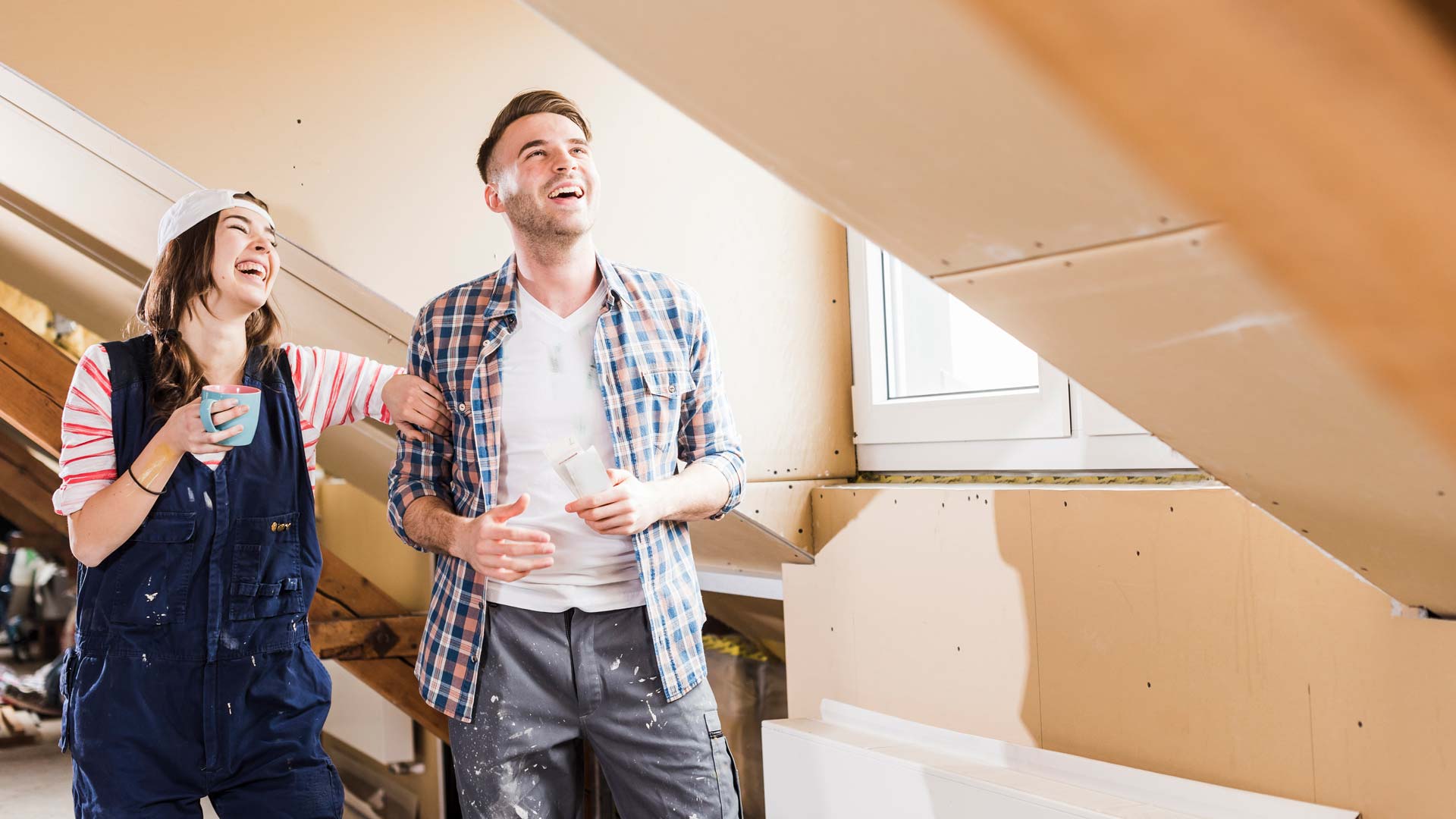 Junges_Paar_bei_der_Sanierung
