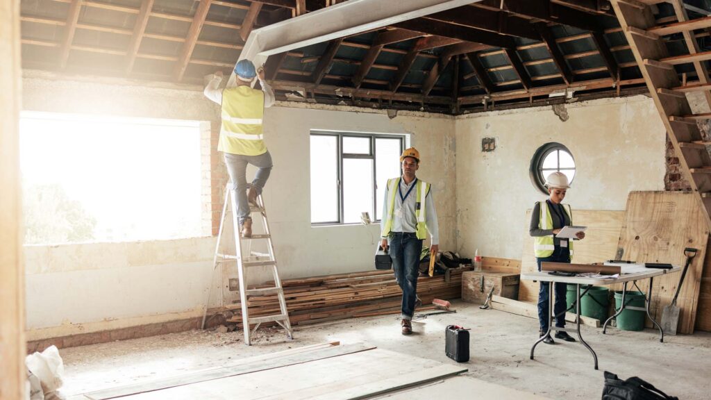 drei_arbeiter_bei_der_Sanierung_dachgeschoss