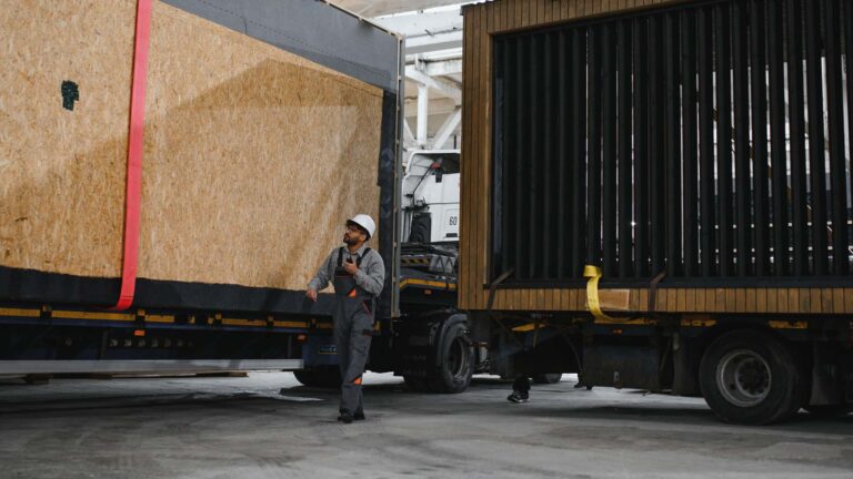 lkw_mit_seriellen_gebaudeteilen