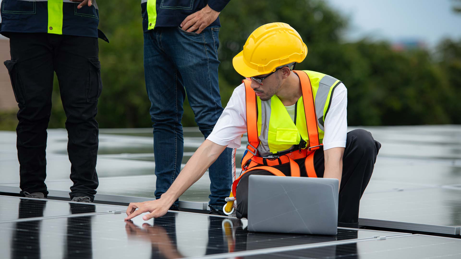 wartungsarbeiten_an_Solaranlage