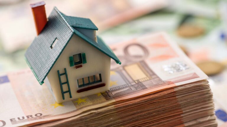 Modell_eines_hauses_auf_euro_scheinen