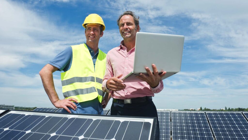 energieeffizienzexperte_auf_solardach_mit_kunden