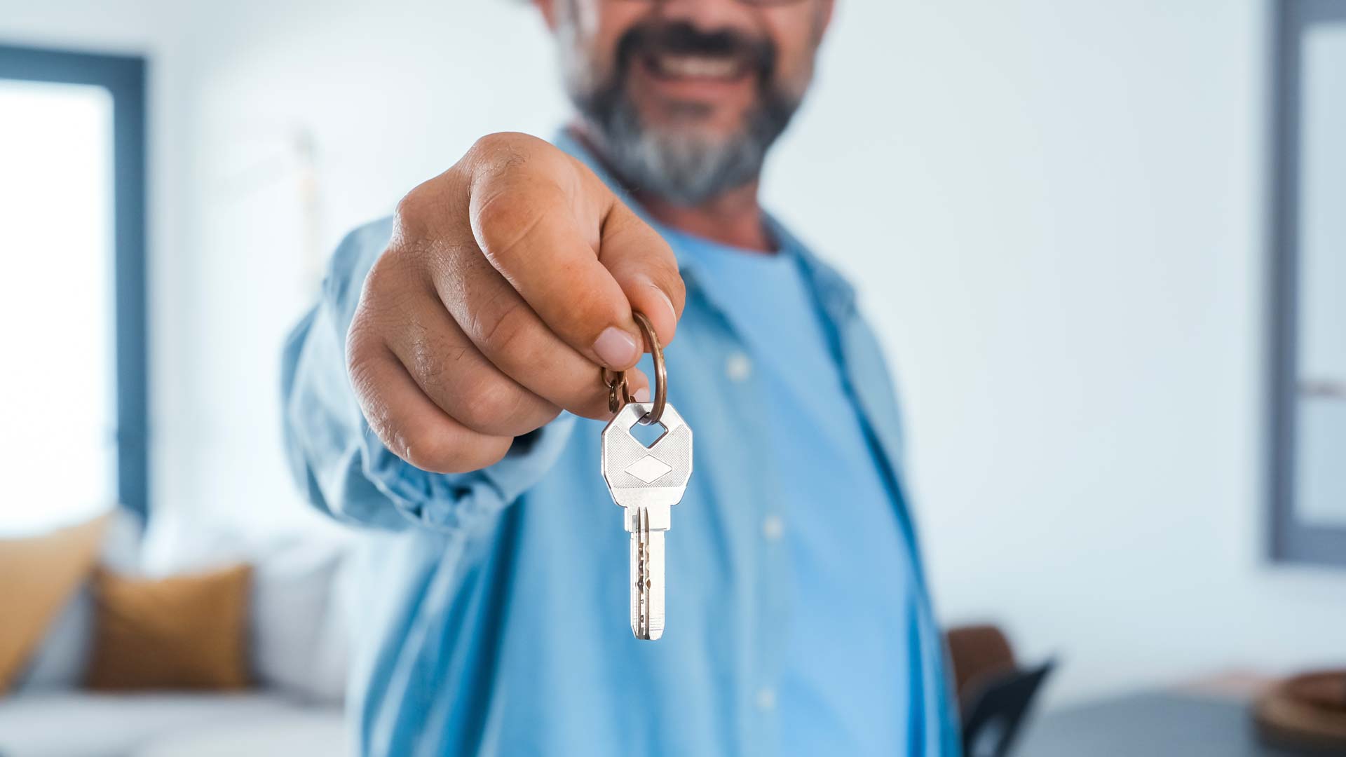 vermieter_reicht_schluessel