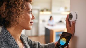 Frau_bedient_smart_home_interface