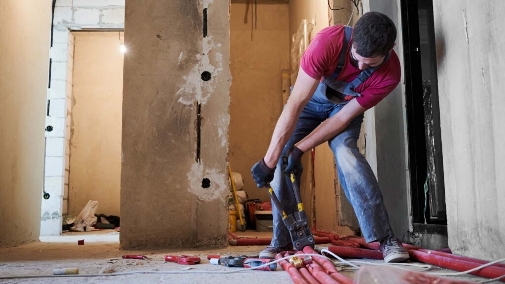 Mann_arbeitet_an_Fussbodenheizung