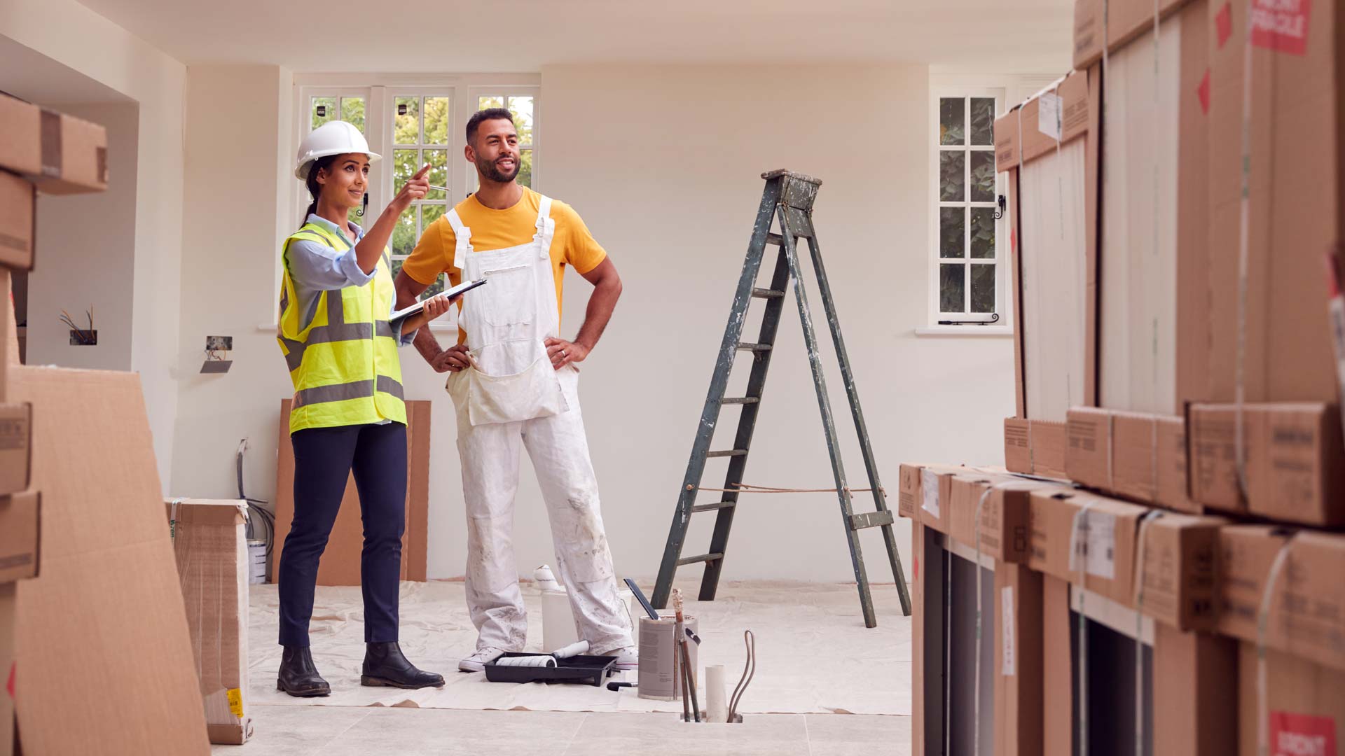 frau_und_handwerker_auf_baustelle