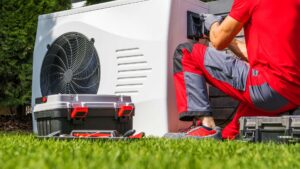 handwerker_an_waermepumpe
