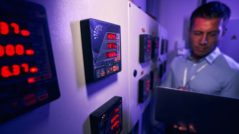 mann_mit_laptop_an_stromkasten