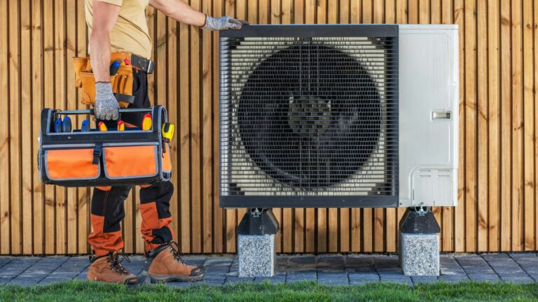 Waermepumpe_mann_mit_werkzeug