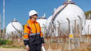 ingenieur_vor_gasspeicheranlage