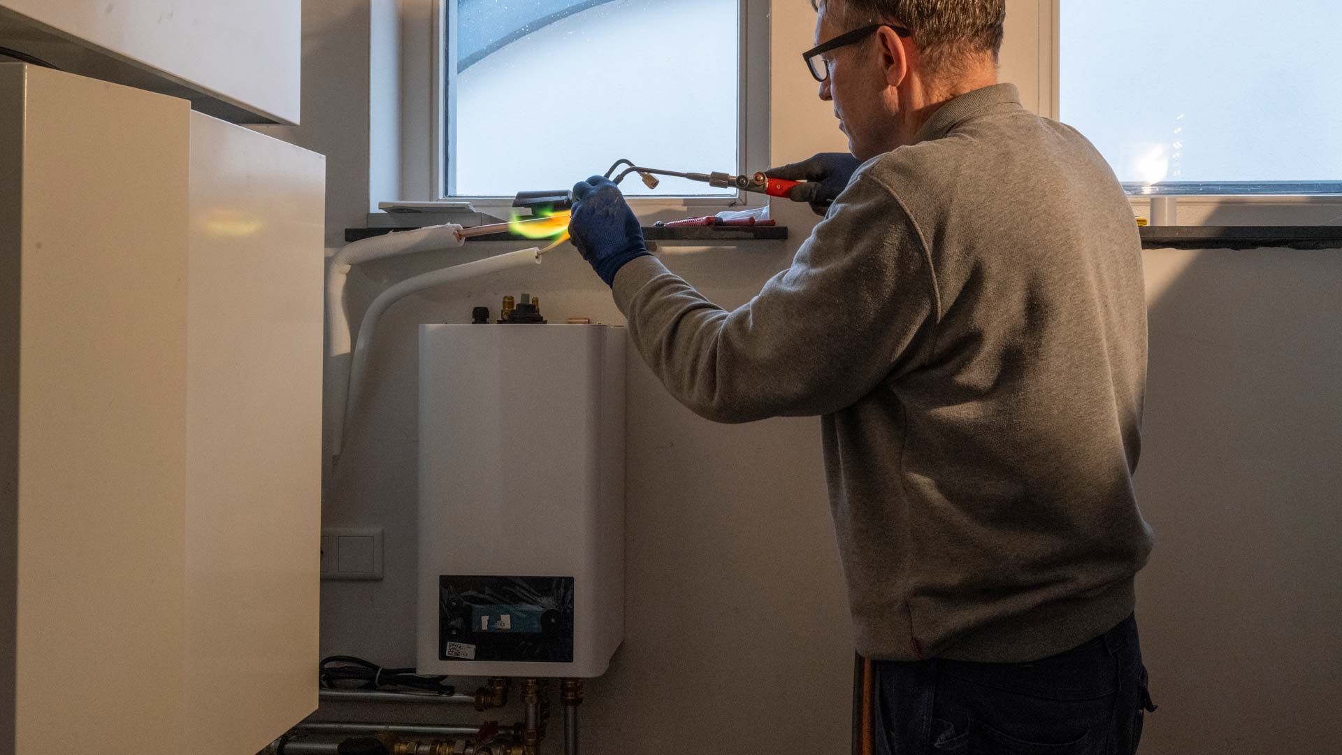 mann_prueft_gasheizung