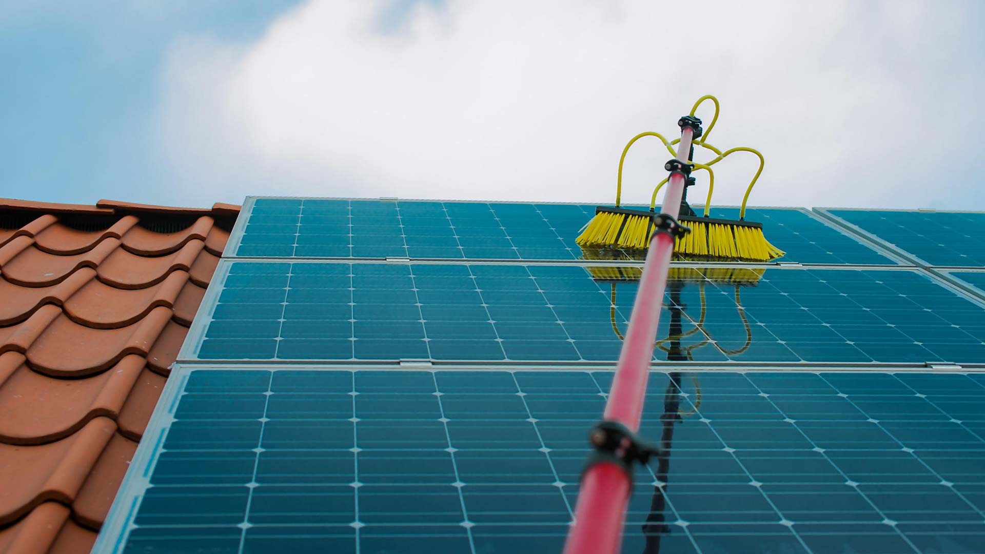 teleskopbuerste_auf_solarmodul