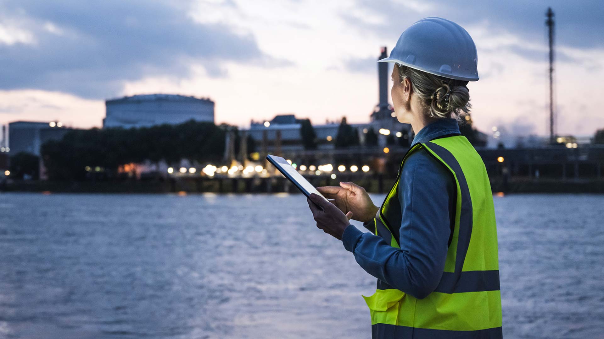 frau_am_fluss_mit_ipad