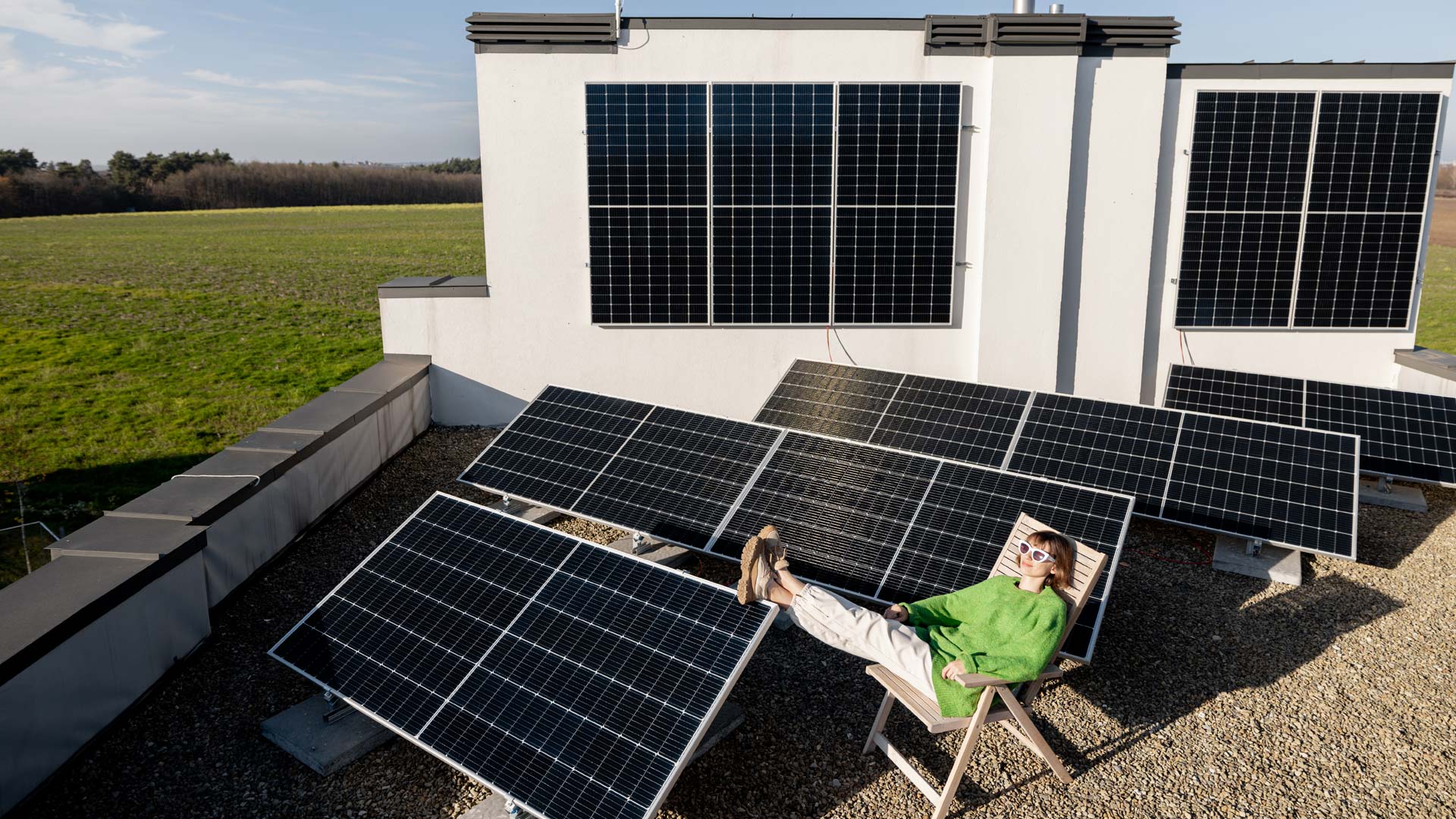 frau_auf_dach_mit_pv_anlage