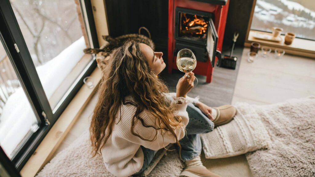 frau_sitzt_vor_kamin