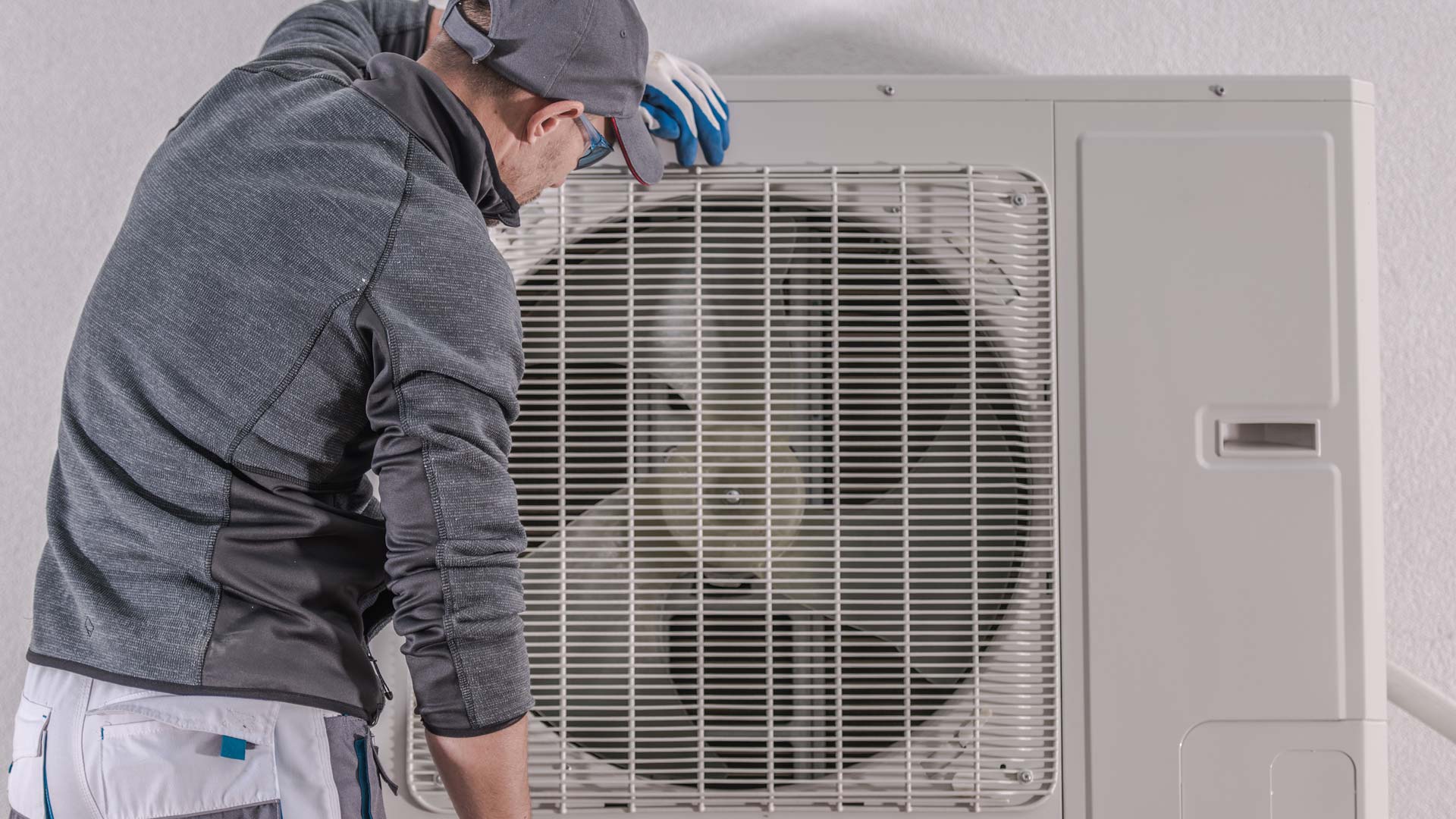 handwerker_an_waermepumpe2