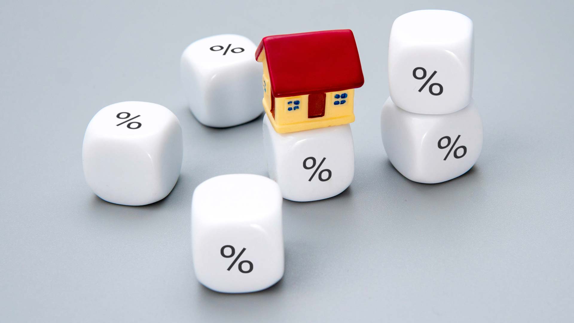 modellhaus_auf_wuerfeln_mit_prozentzeichen