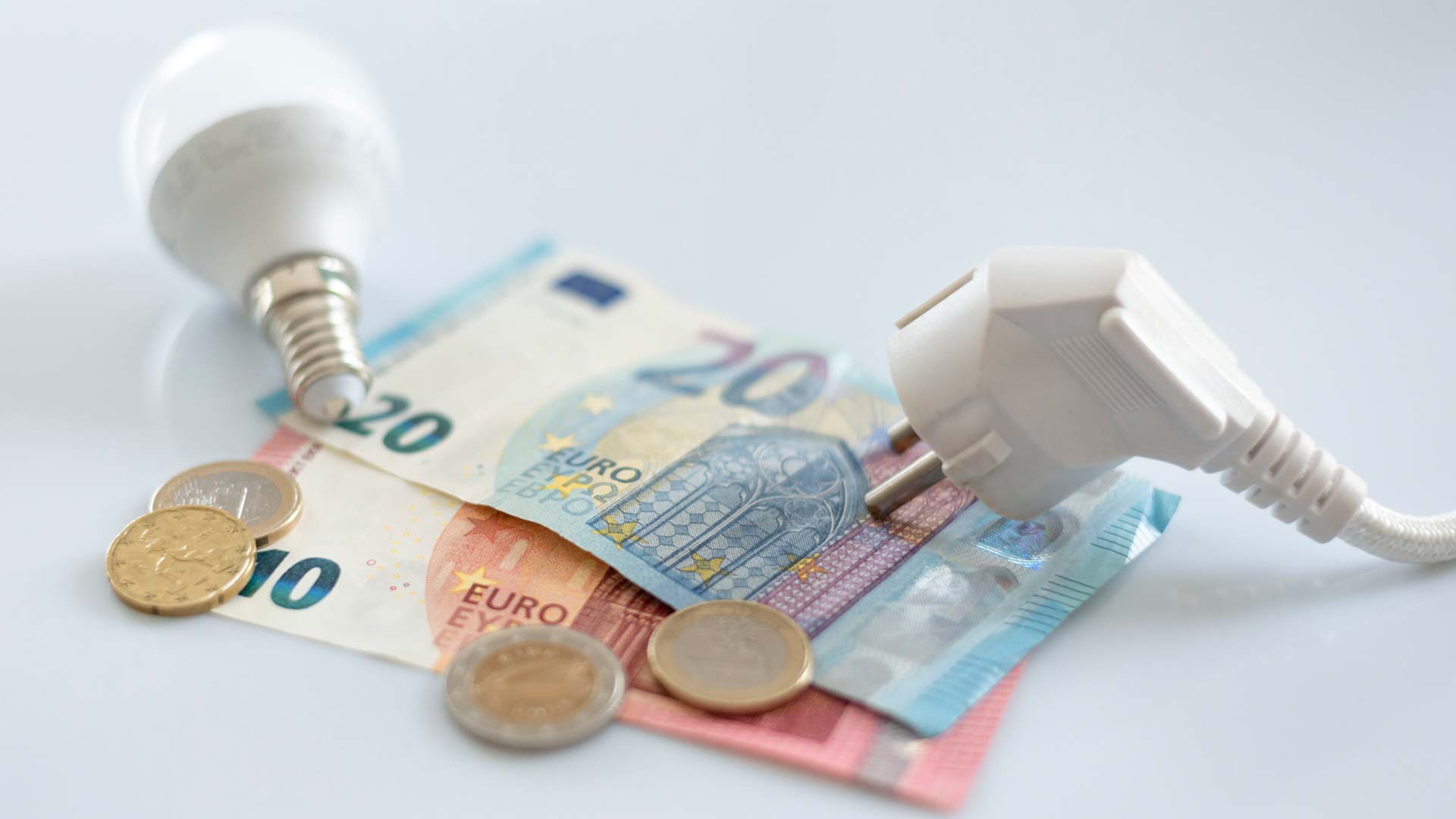 stecker_und_gluehbirne_mit_euros