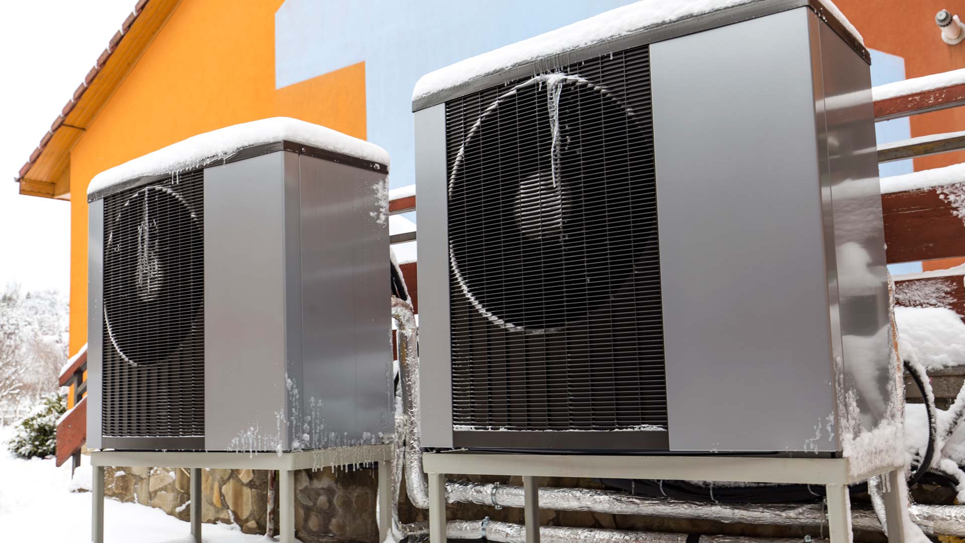 zwei_waermepumpen_im_schnee