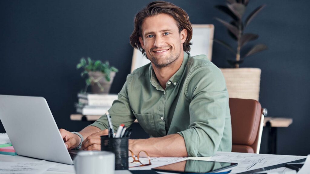 Energieberater_am_Schreibtisch