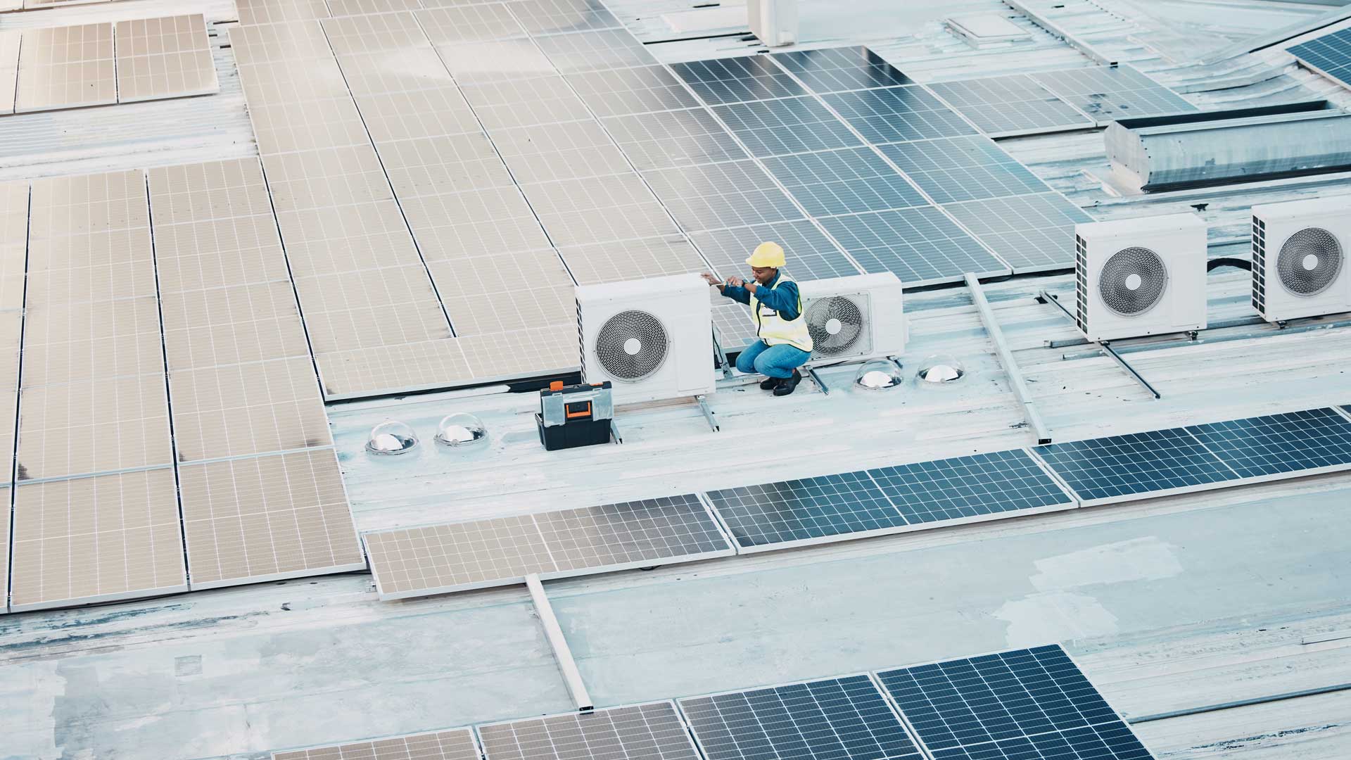 Dach_eines_unternehmens_mit_PV_und_Waermepumpe