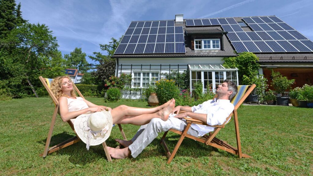 mann_und_frau_auf_liegestuhl_im_garten