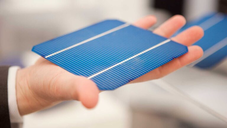 Photovoltaik_chip_in_hand
