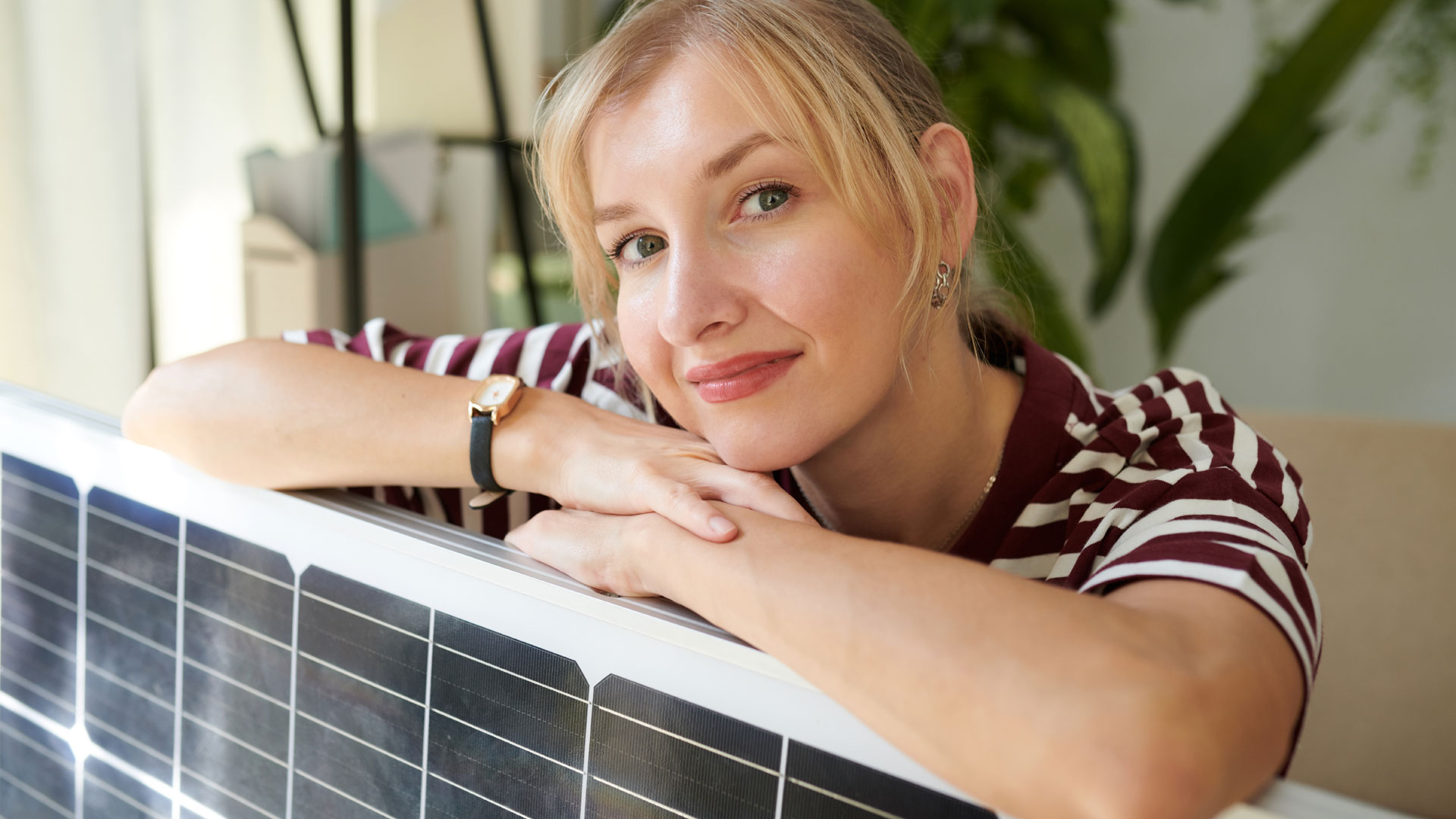 Frau_mit_Solarpanel