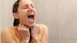 Frau_unter_kalter_Dusche