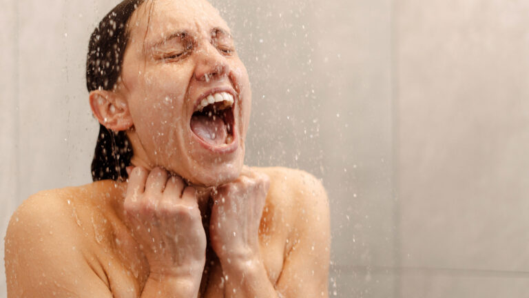 Frau_unter_kalter_Dusche