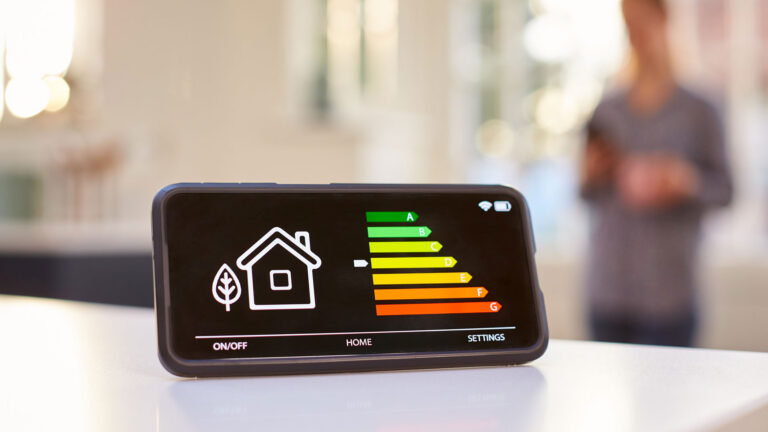 haus_energieklasse_auf_mobiltelefon