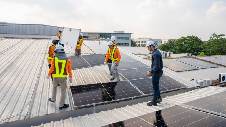 arbeiter_auf_dach_installieren_pv_anlage
