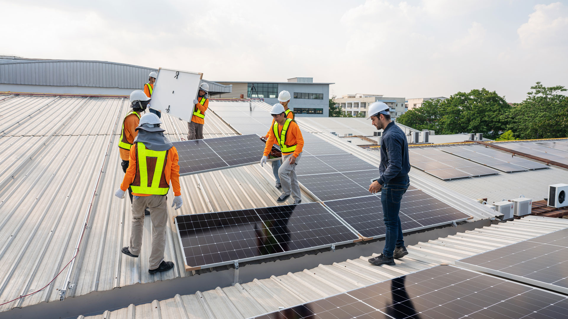 arbeiter_auf_dach_installieren_pv_anlage